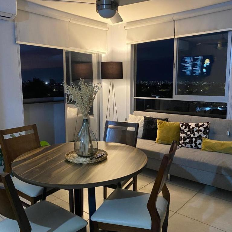 Centro hist único con balcon hermosa vista a la ciudad Aa Pool Sec24h Parking free Gym - Three-Bedroom Apartment - 1