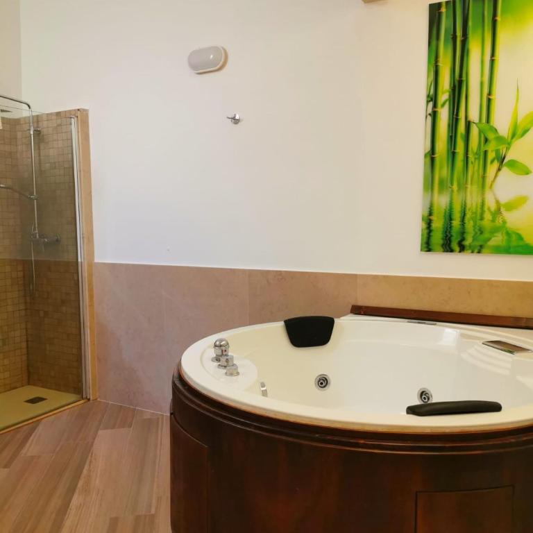 Dimora San Biagio Suites&Apartment - Camera Matrimoniale con Vasca Idromassaggio - 1