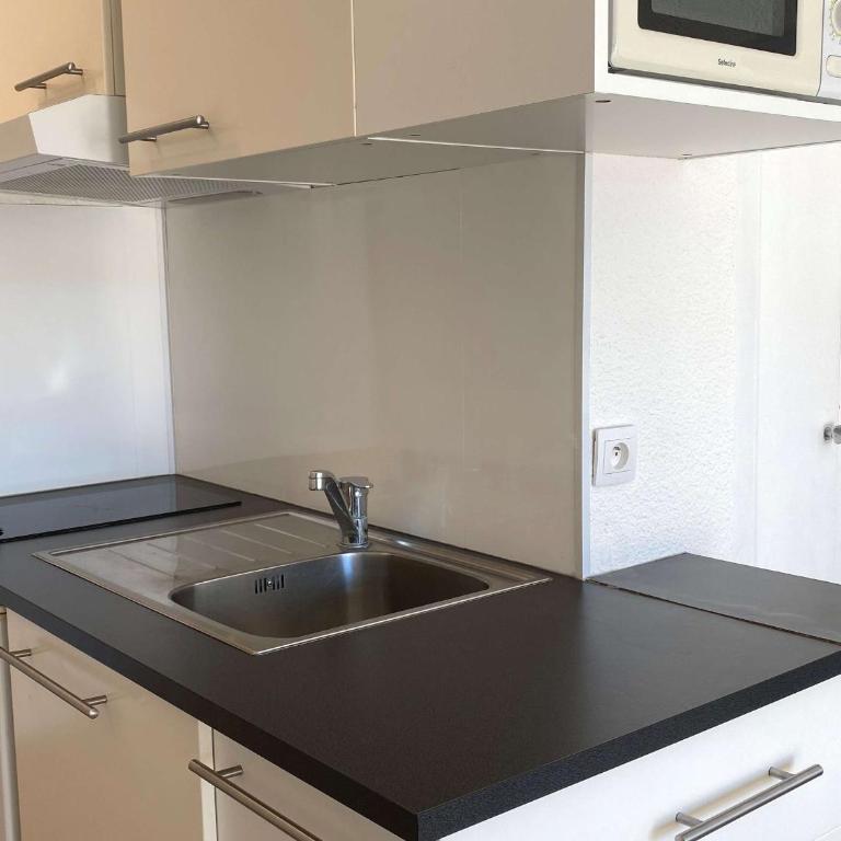Studio rénové climatisé avec balcon, parking et wifi à Balaruc-les-Bains - FR-1-553-66 - Studio - 2
