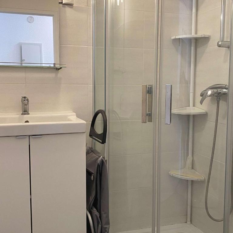 Studio rénové climatisé avec balcon, parking et wifi à Balaruc-les-Bains - FR-1-553-66 - Studio - 5
