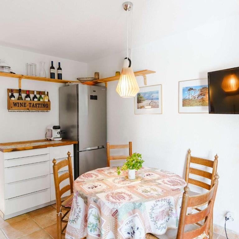Pavillon 3 pièces avec Terrasse à Gruissan - 4 Couchages, Animaux Admis, Parking Privé - FR-1-409-31 - Villa - 3