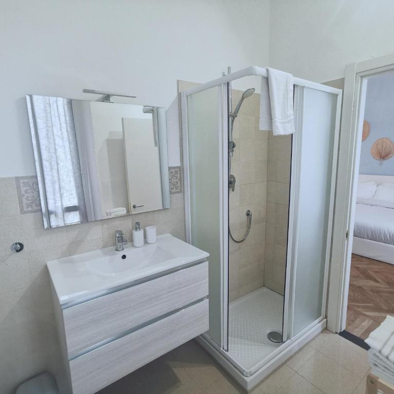 AZZURRA Ridi Che Ti Passa - Camera Matrimoniale con Bagno Privato - 10