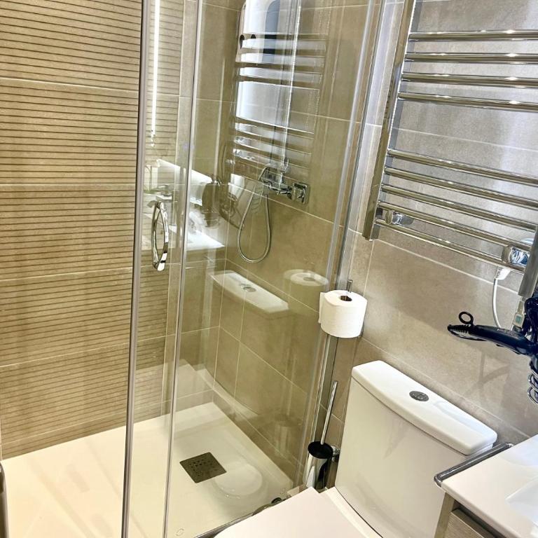 Front Arc - Single Room with Private Bathroom - 1