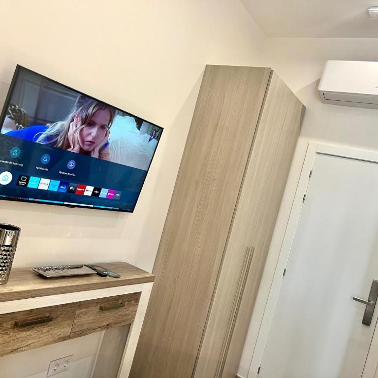 Front Arc - Single Room with Private Bathroom - 3
