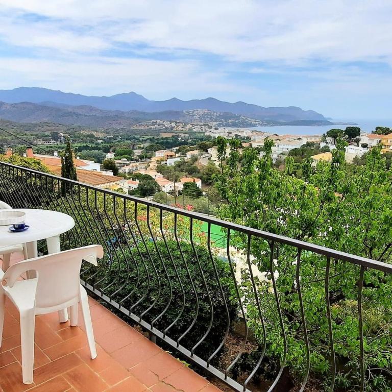 Apartamento cómodo 2 habitaciones con terraza y wifi a 600m de la playa en Llançà - ES-170-14 - Apartment - 1