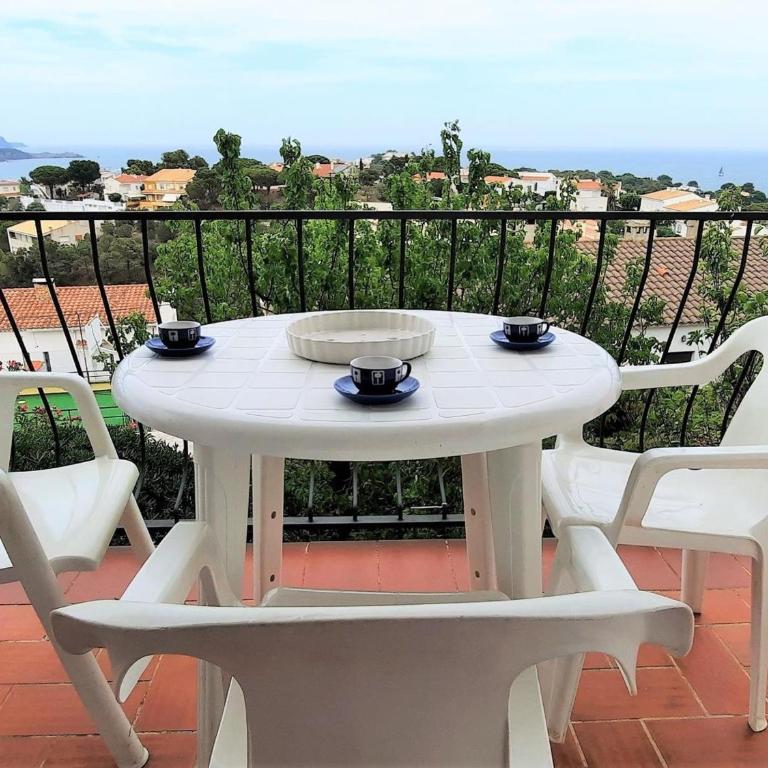 Apartamento cómodo 2 habitaciones con terraza y wifi a 600m de la playa en Llançà - ES-170-14 - Apartment - 2