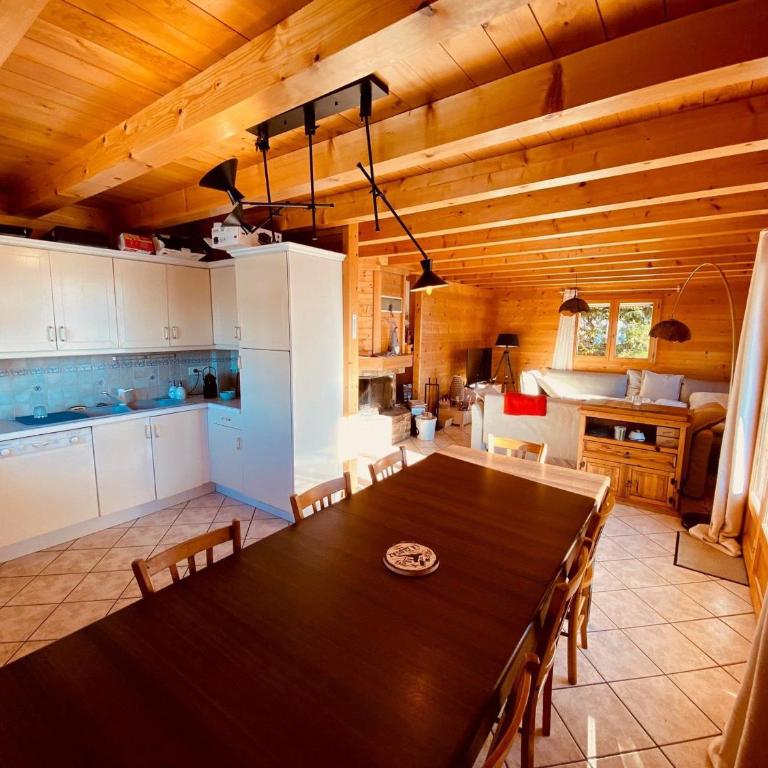 Chalet traditionnel avec garage double et terrasse - FR-1-459-227 - Chalet - 3