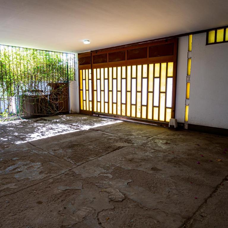Casa Grande con estacionamiento - Five-Bedroom House - 35
