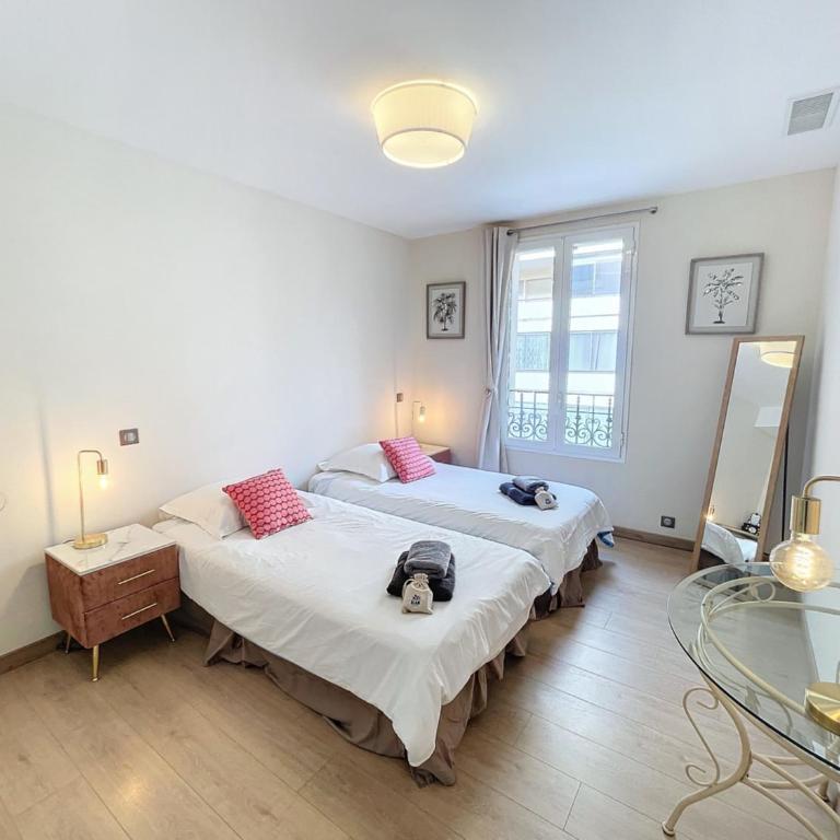 Cannes Close Centre 2 BR 2 bath mezzanine & balconies Exceptional Rating Ideal Families Easy parking by Olam Properties - Apartment - 9