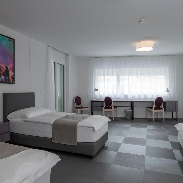 "The Freddie Mercury" Hotel - Vierbettzimmer - 1
