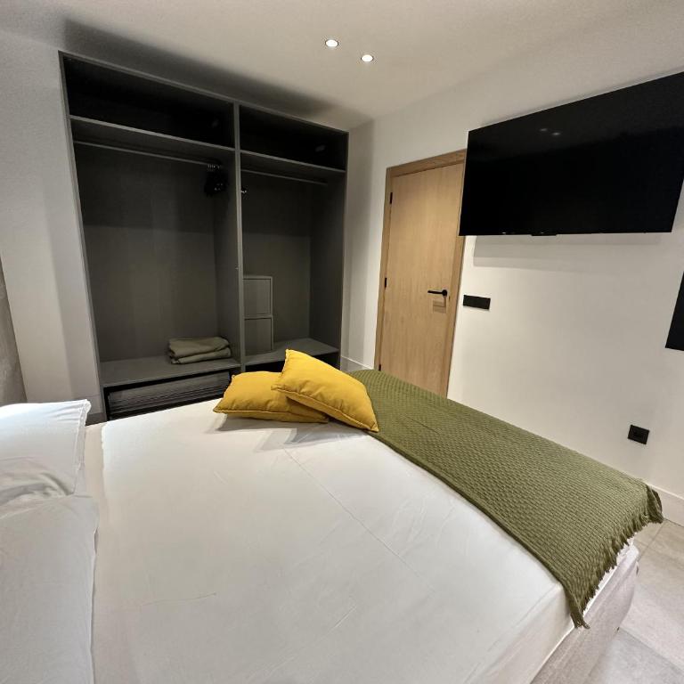 Mirador Suites - Two-Bedroom Apartment with Terrace and Sea View - 13