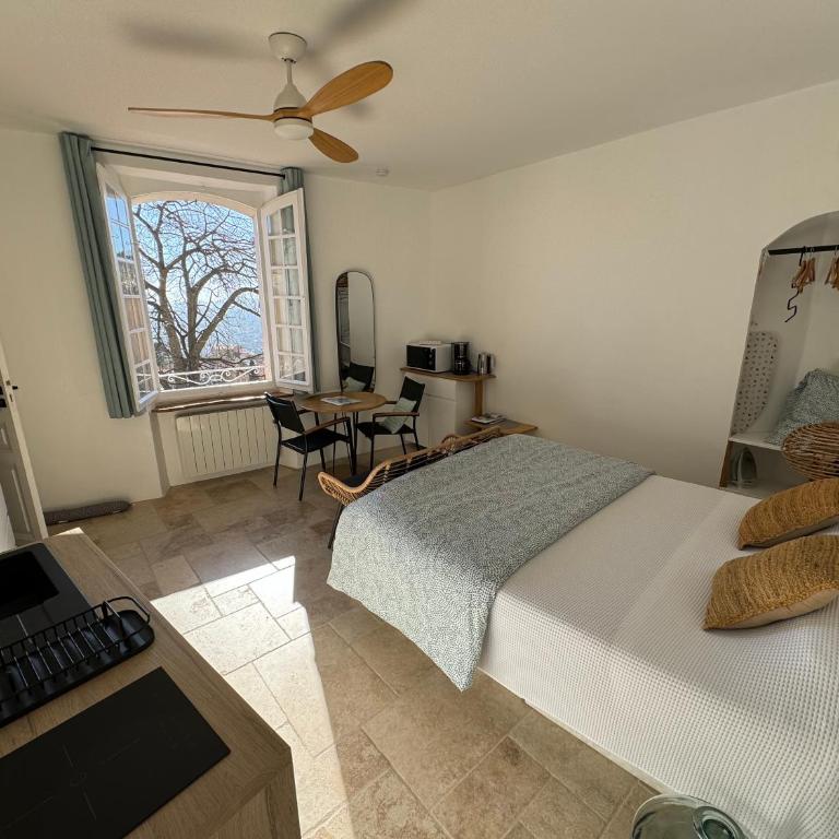 Studio Liège, vue mer au village de Bormes les Mimosas - Studio - Vue sur Mer - 1