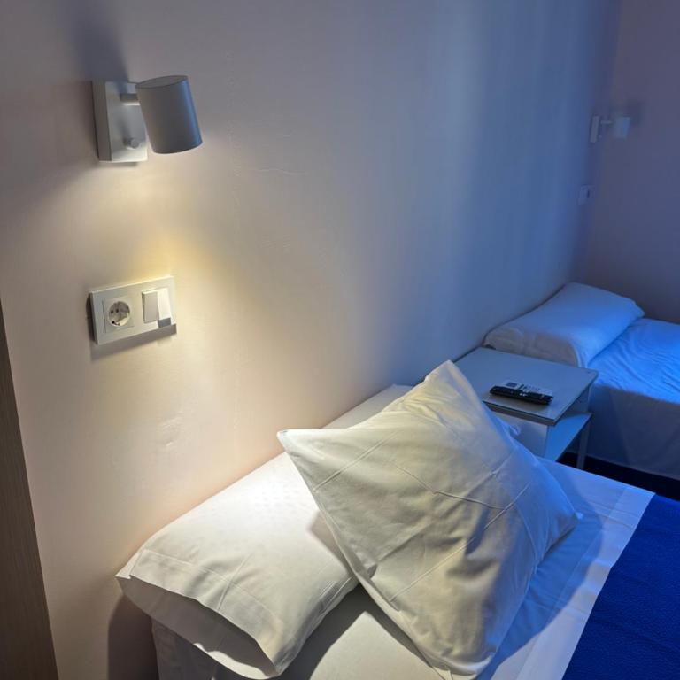 Hostal Moscatel - Twin Room with Extra Bed - 7