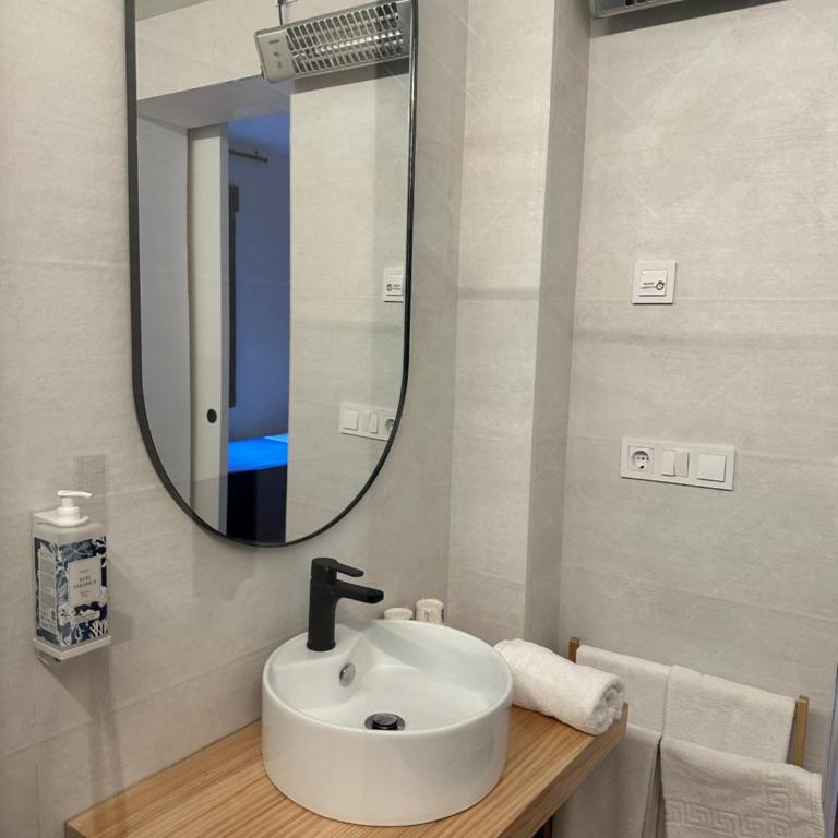 Hostal Moscatel - Twin Room with Extra Bed - 4