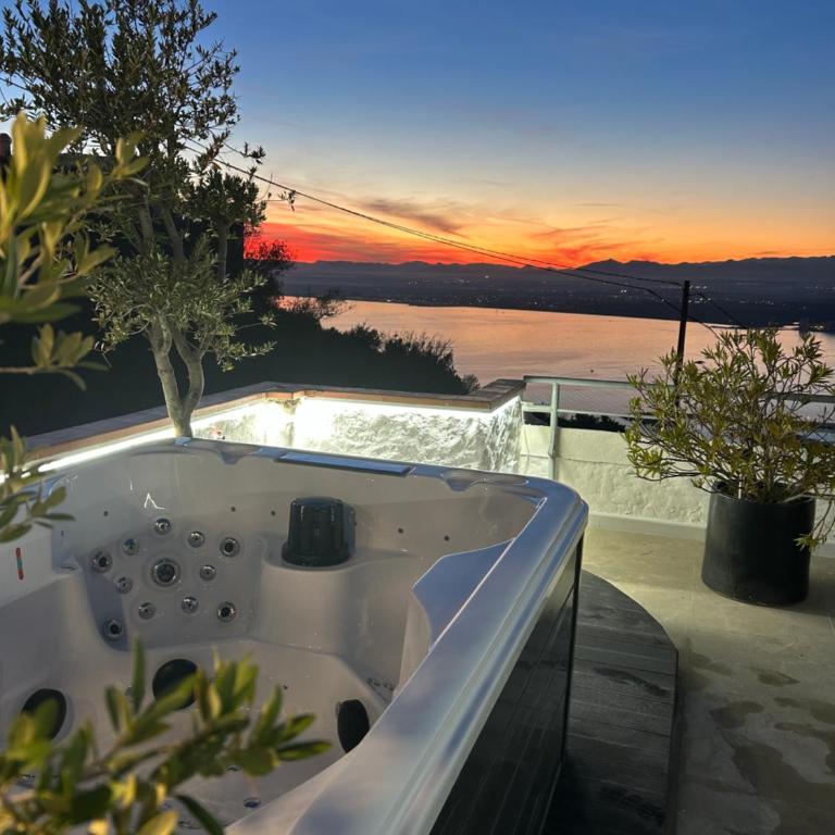 Appartement Duplex Rosas avec terrasse magnifique jacuzzi vue mer - Three-Bedroom Apartment - 1