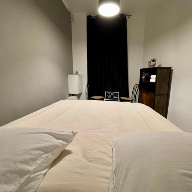 LE Globe - Chambre Double avec Salle de Bains Commune - 9