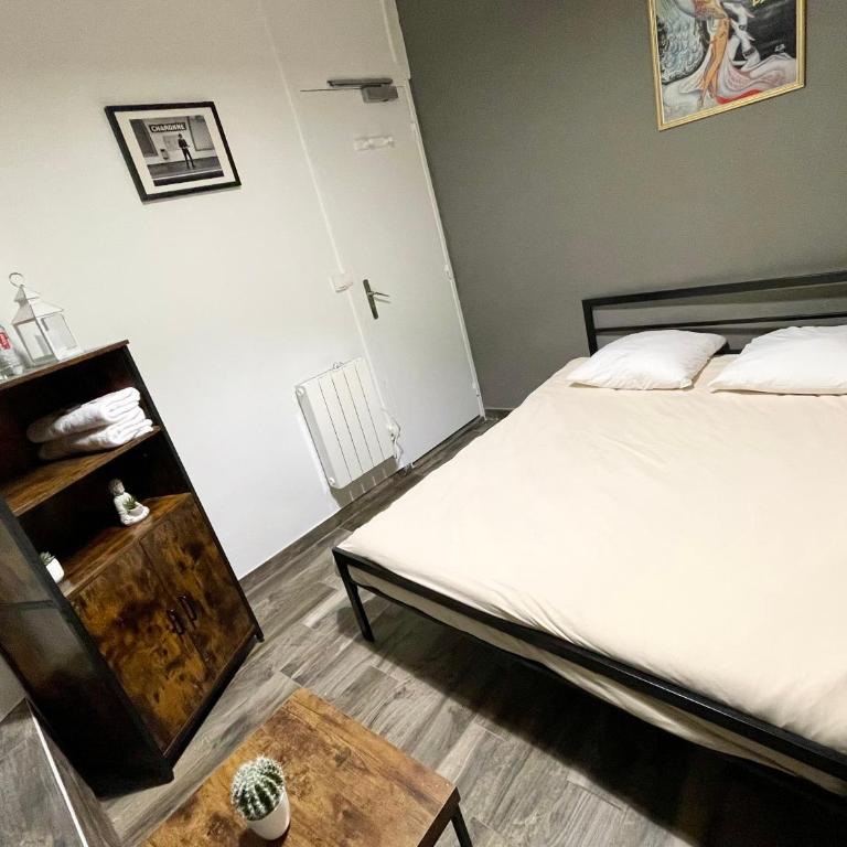 LE Globe - Chambre Double avec Salle de Bains Commune - 6