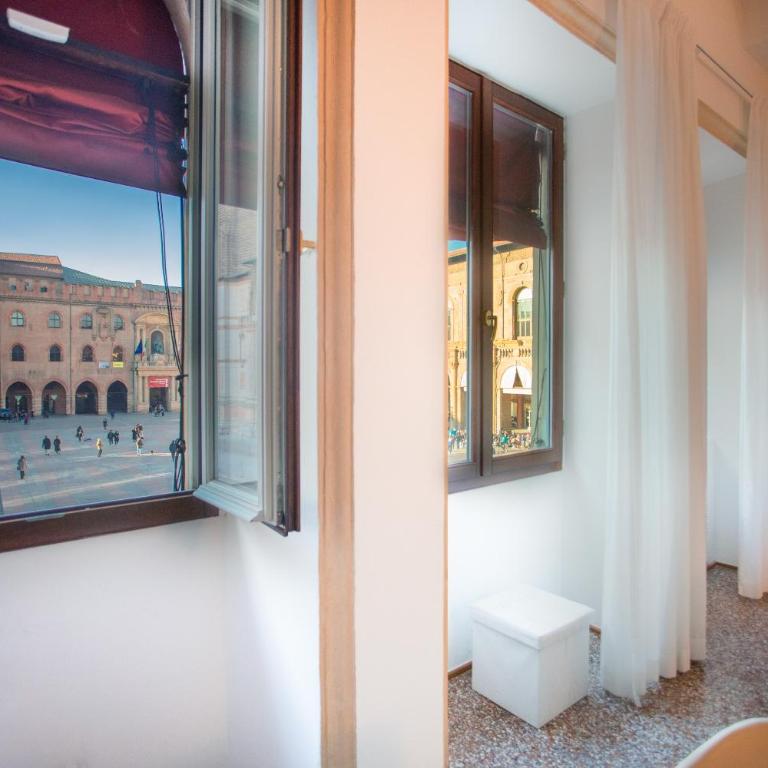 Urbanicooh Garisenda - Piazza Maggiore View - Three-Bedroom Apartment - 9