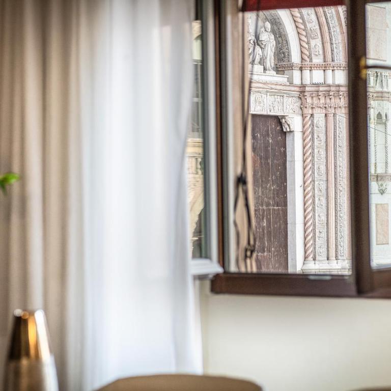 Urbanicooh Garisenda - Piazza Maggiore View - Three-Bedroom Apartment - 11