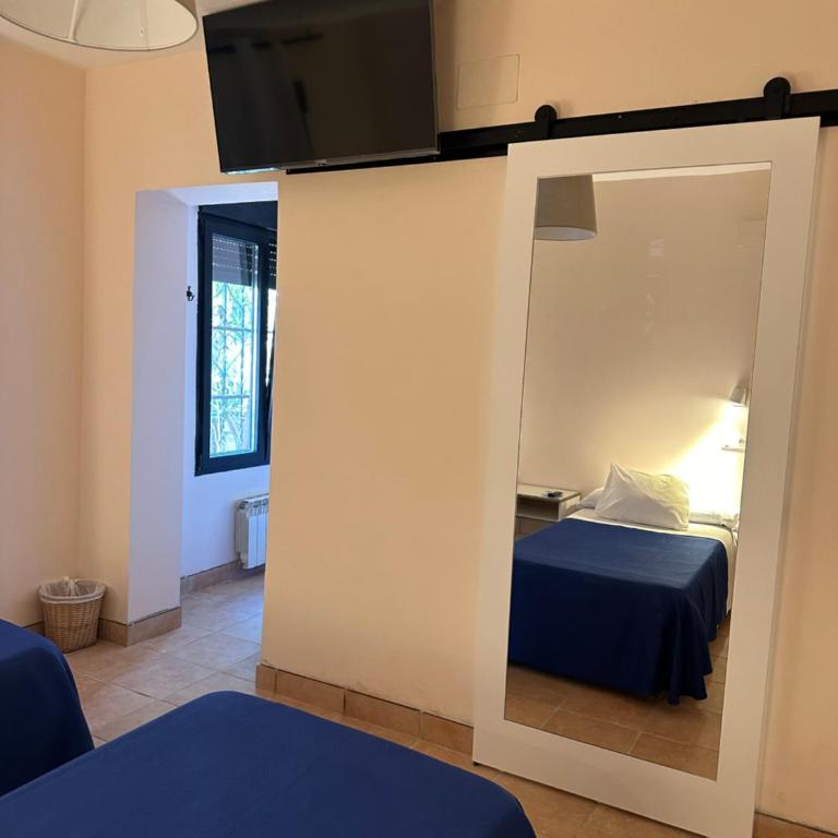 Hostal Moscatel - Twin Room with Extra Bed - 15
