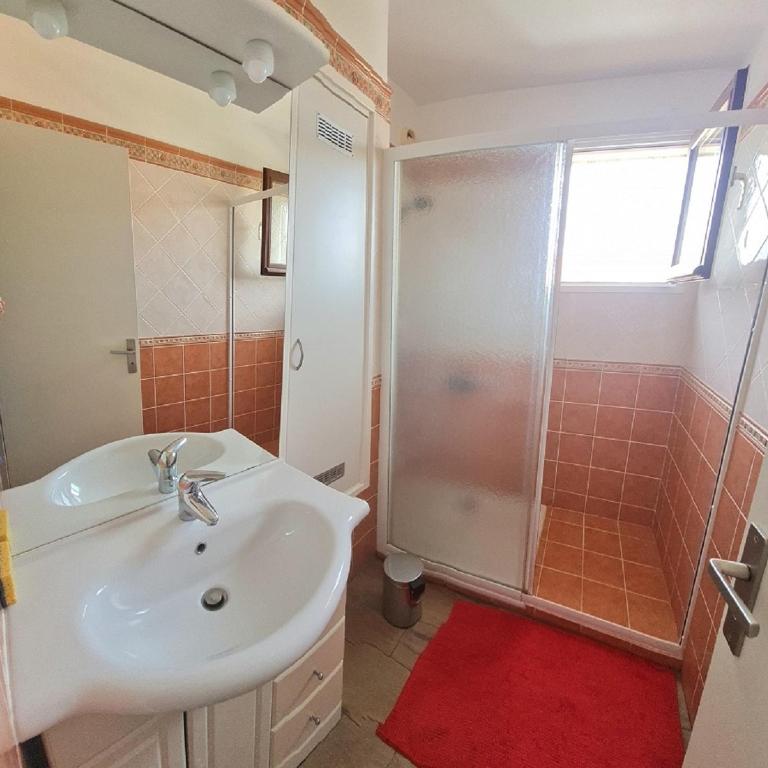 T3, 2ch, classé 3,parking gratuit sur place à 600m de la plage, des commerces ,du port proche st tropez - Appartement 2 Chambres - 47