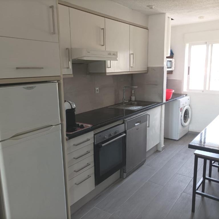 Apartamento con terraza privada y piscinas - Two-Bedroom Apartment - 10