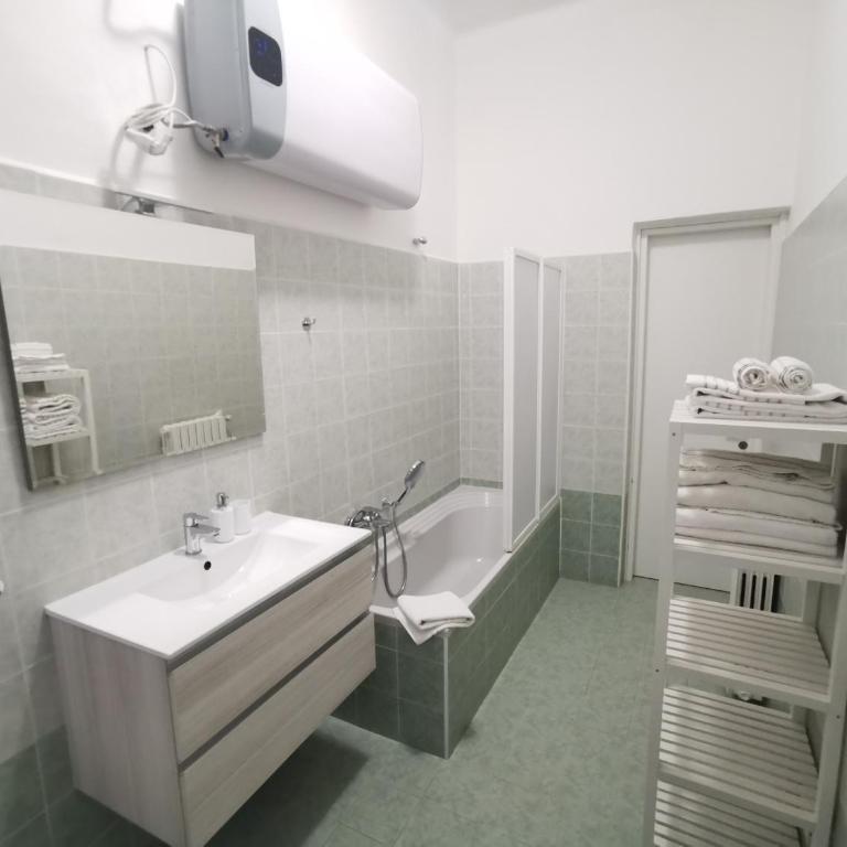 GIALLA Ridi Che Ti Passa - Camera Matrimoniale con Bagno Privato Esterno - 14