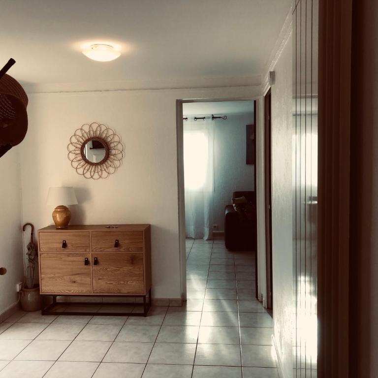 Votre séjour à Sanary DANS BAS DE VILLA avec 1 terrasse végétalisée et abritée exposition Est Sud Ouest à 400m du Centre ville en zone piétonne où tout peut se faire à pied - Apartamento de 1 dormitorio - 3