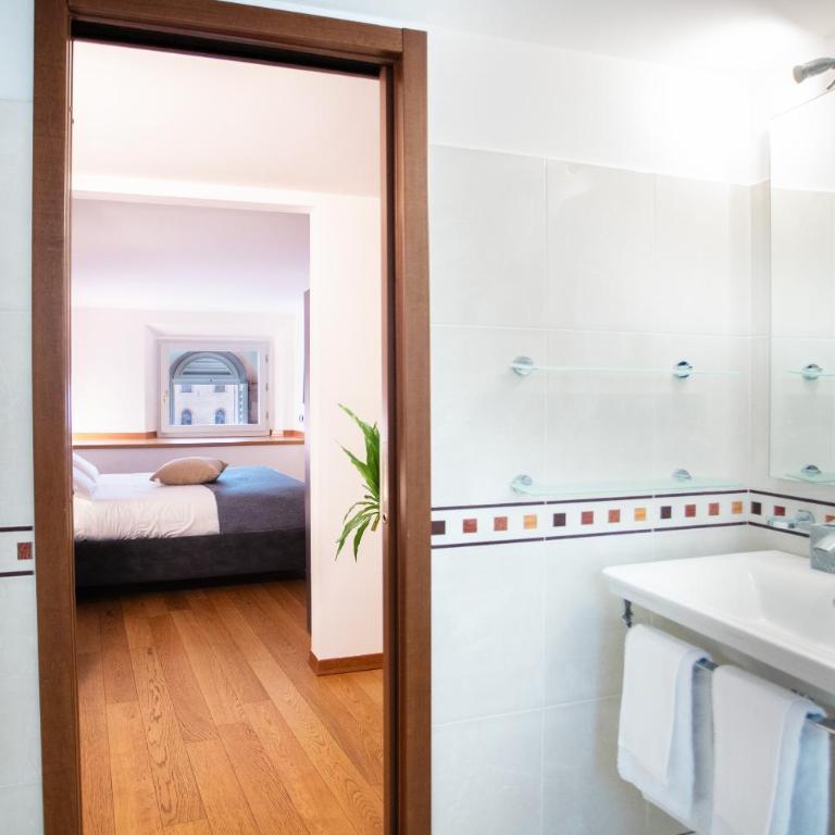 Urbanicooh Asinelli - Balcony on Piazza Maggiore - Two-Bedroom Apartment - 30