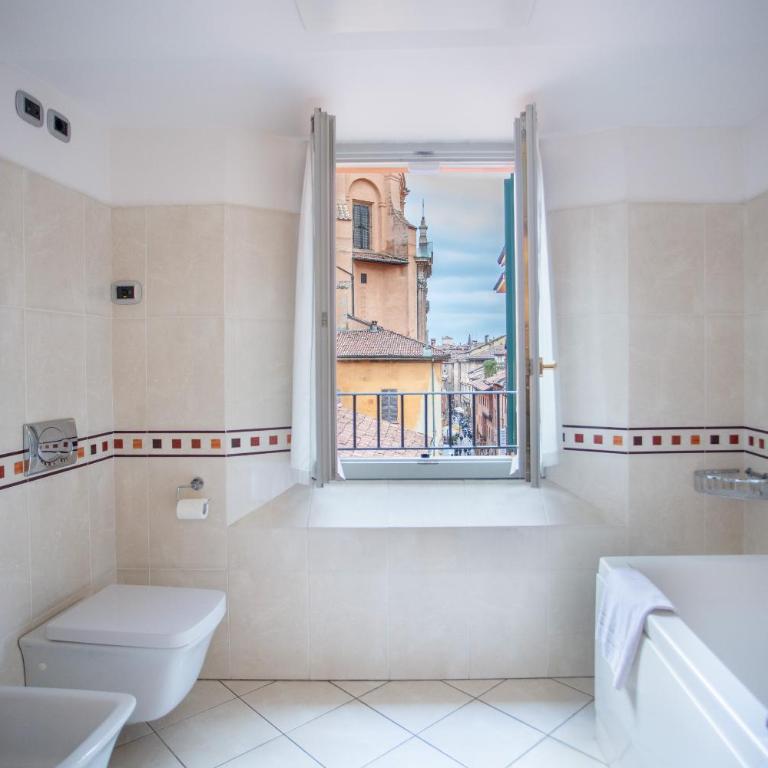 Urbanicooh Asinelli - Balcony on Piazza Maggiore - Two-Bedroom Apartment - 29
