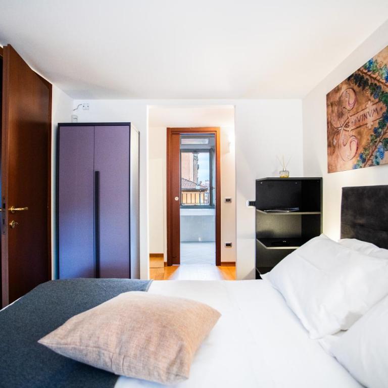 Urbanicooh Asinelli - Balcony on Piazza Maggiore - Two-Bedroom Apartment - 17