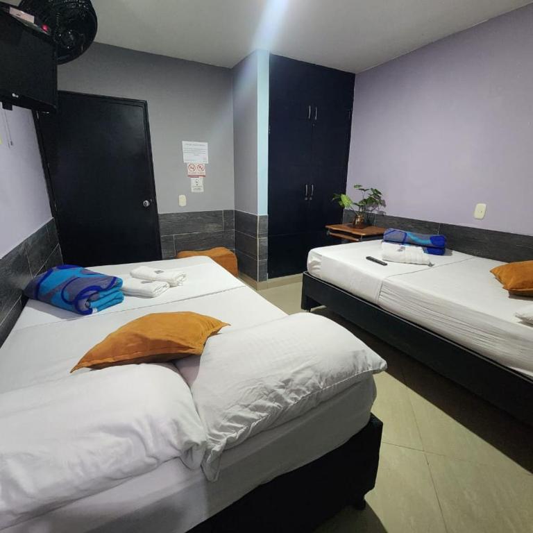 Hotel Laureles Home - Quadruple Room with Private Bathroom - 10