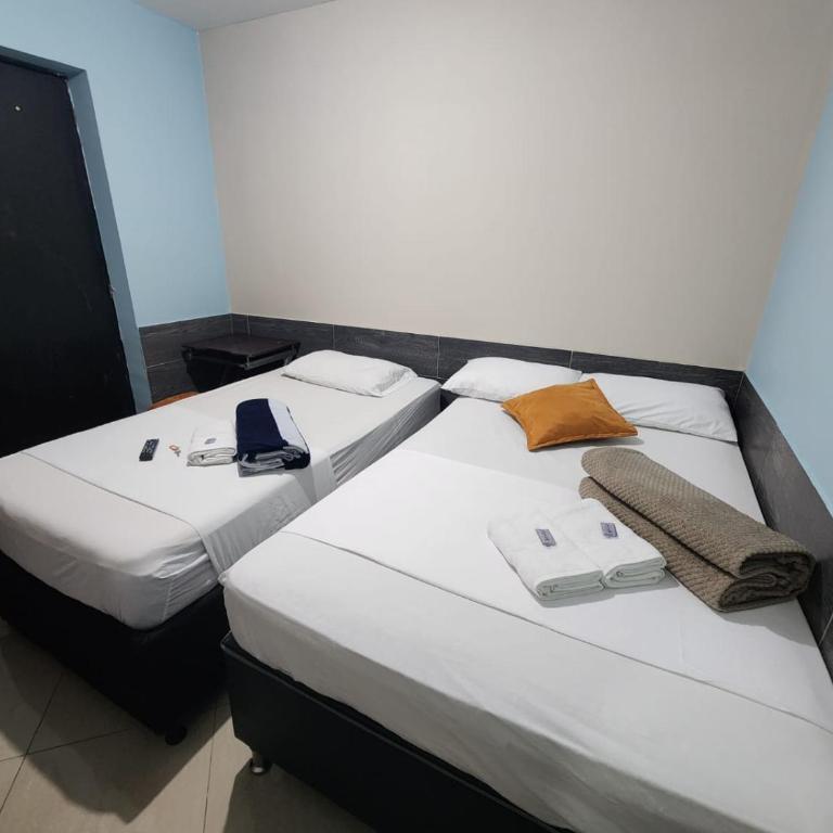 Hotel Laureles Home - Habitación Doble con baño privado - 4