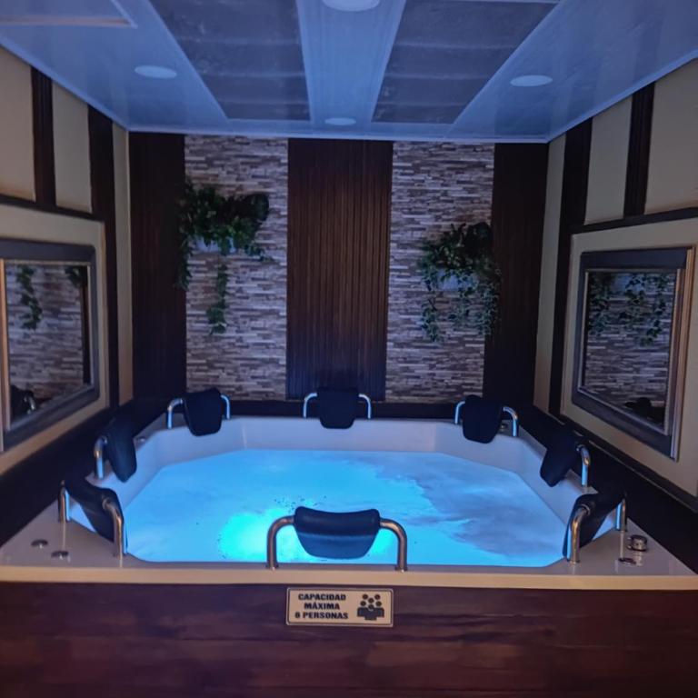 Excellent House (Laureles) Jacuzzi and 6 Rooms - Casa de 6 dormitorios - 53