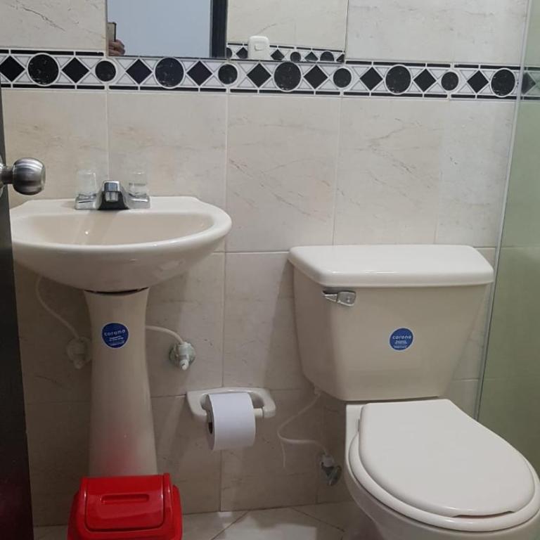 Hotel Laureles Home - Quadruple Room with Private Bathroom - 6
