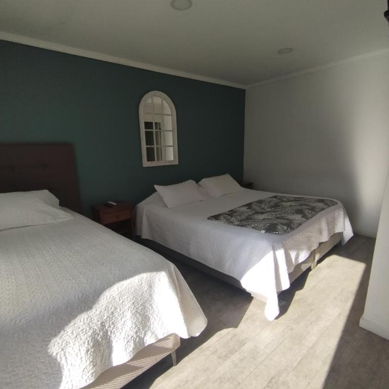 HOSTAL LA MODERNA - Family Room with Private Bathroom - 5