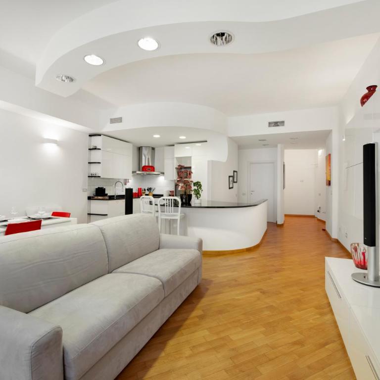 Garage privato gratuito - 600 metri Duomo - Appartamento con 2 Camere da Letto - 1