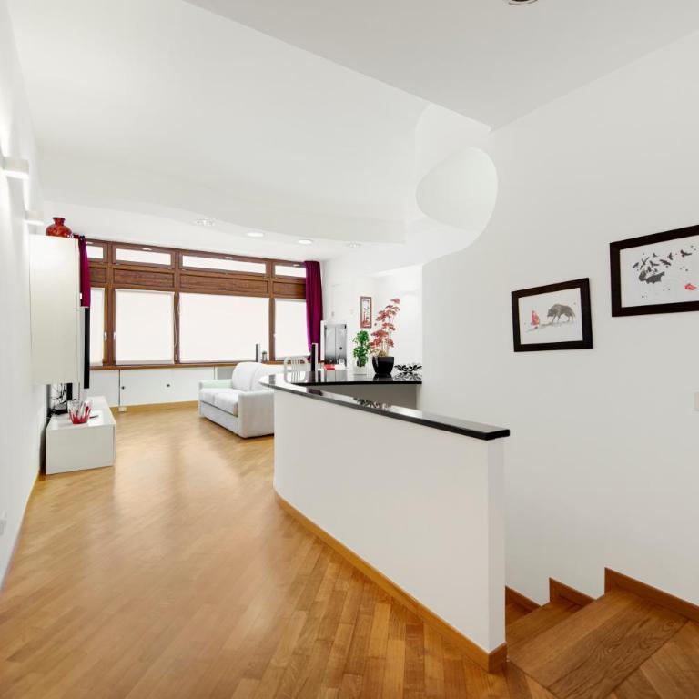 Garage privato gratuito - 600 metri Duomo - Appartamento con 2 Camere da Letto - 10
