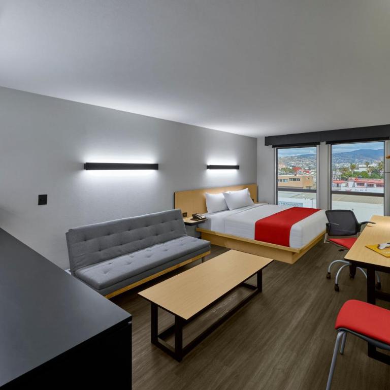 City Express by Marriott La Raza - Superior Queen Room with Sofa Bed - 1