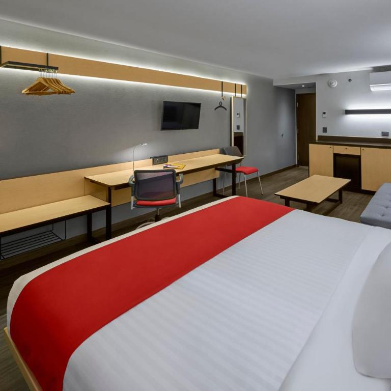 City Express by Marriott La Raza - Superior Queen Room with Sofa Bed - 4