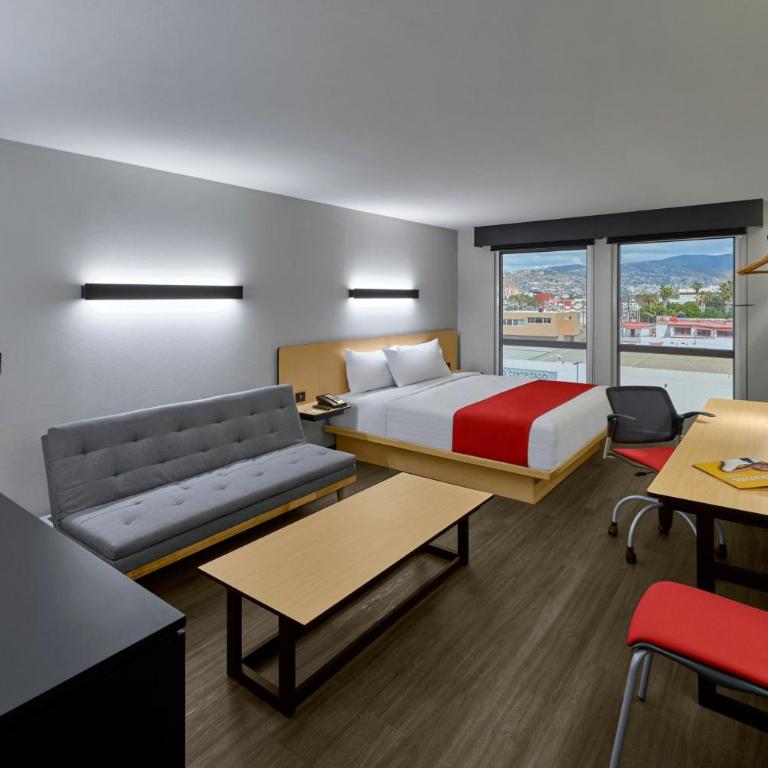 City Express by Marriott La Raza - Superior Queen Room with Sofa Bed - 3