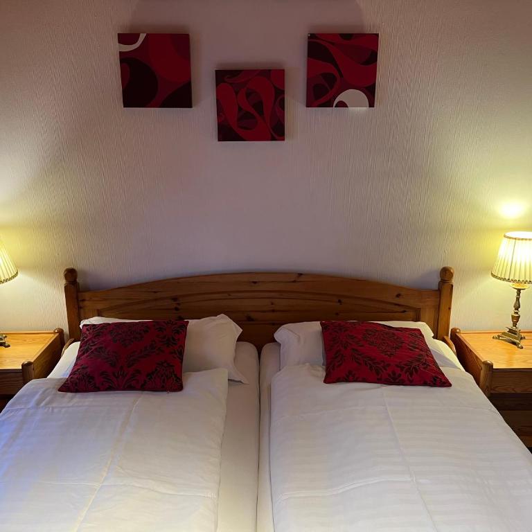 Historic Hotel Steinbock - Doppelzimmer mit Blick auf die Kirche - 2