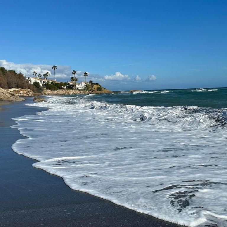 Sea View Penthouse Apartment with Hot Tub - Casa Bella Vista, Buenas Noches , Estepona - Three-Bedroom Apartment - 40