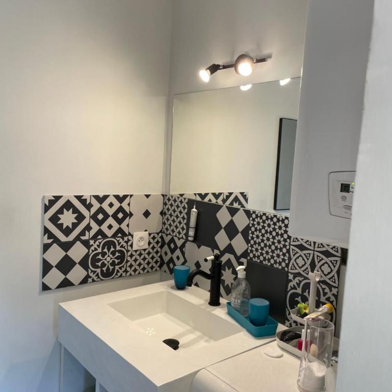 Petite maison de ville avec jardin quartier calme - Two-Bedroom House - 16