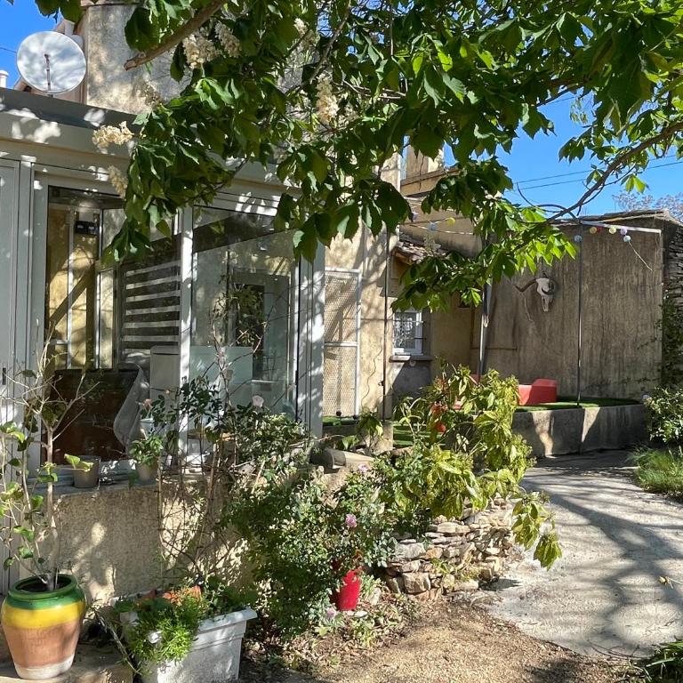 Petite maison de ville avec jardin quartier calme - Two-Bedroom House - 10