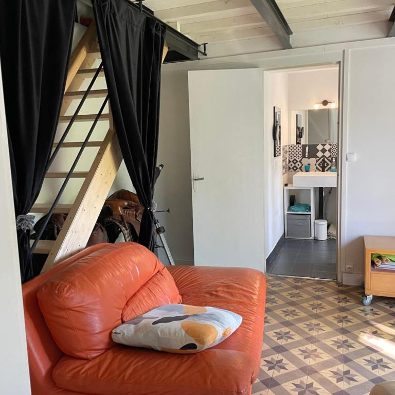 Petite maison de ville avec jardin quartier calme - Two-Bedroom House - 15