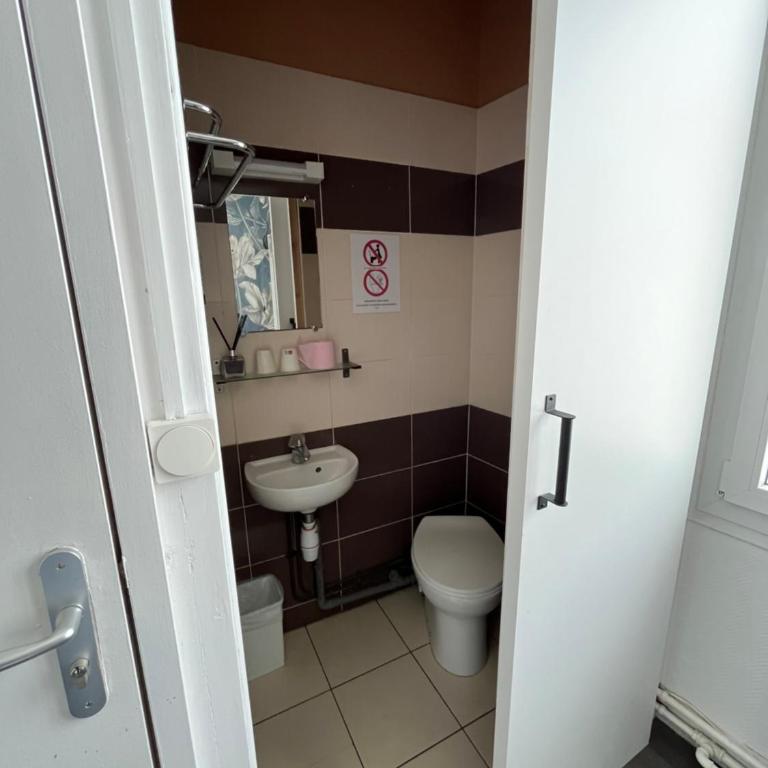 Hôtel Saint Eloi - Chambre Simple avec Salle de Bains Commune - 3