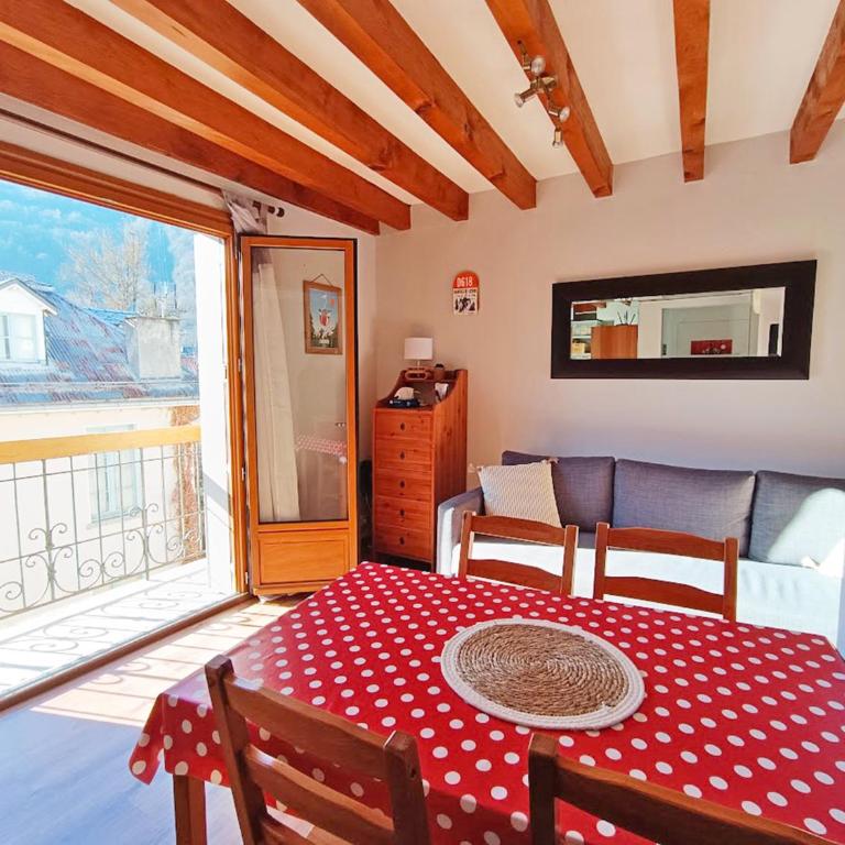 La Tanière, T2 duplex, centre Luchon, 4 personnes, wifi, 3ème étage - One-Bedroom Apartment - 2