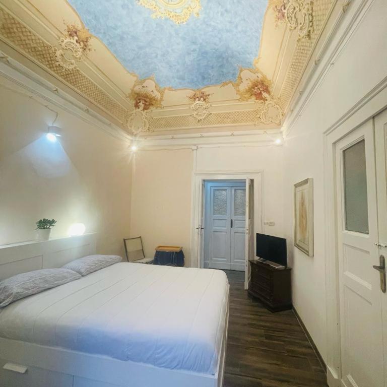 Art in Center - Double Room with Private Bathroom - 4