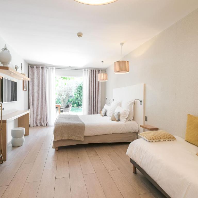 Hotel des Lices - Chambre Triple de Luxe au Rez-de-Chaussée - Vue sur Jardin - 8